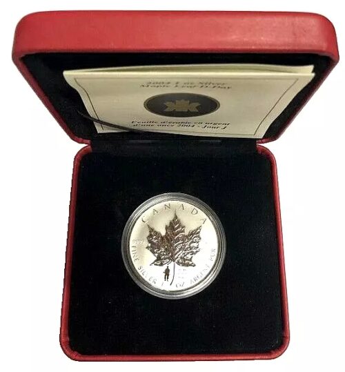 2004 Canadian $5 Silver Maple Leaf with D-Day Privy - 1 oz Fine Silver Coin - Image 3